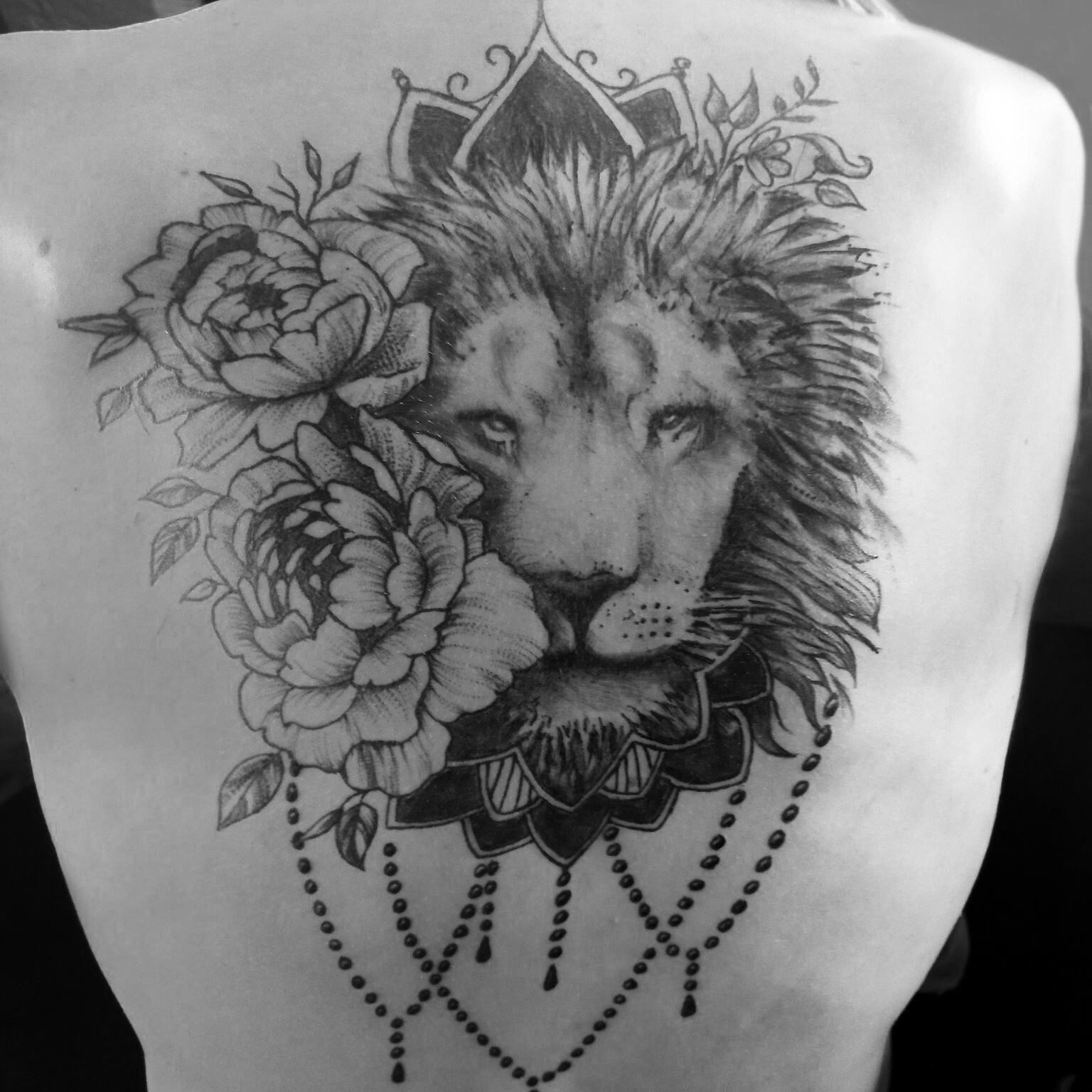 Portrait de f&eacute;lin avec Roses et ornements, girl tattoo