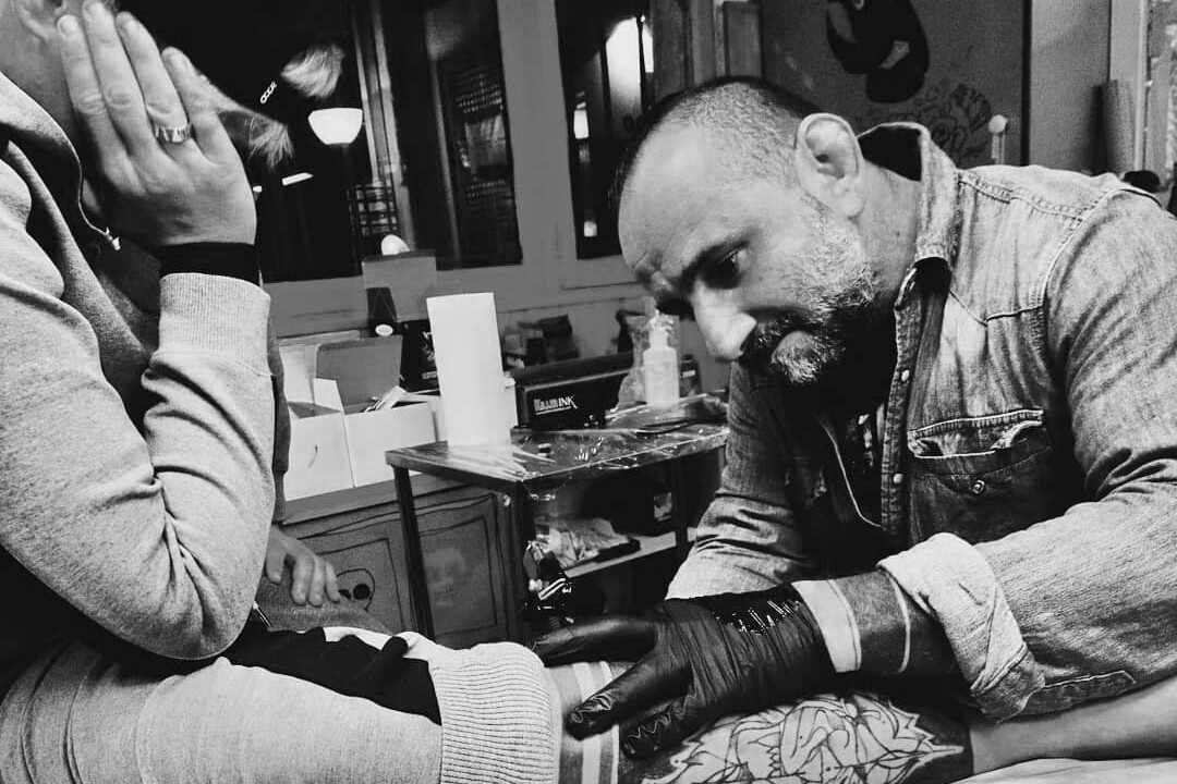 S&eacute;ance de travail de tatouage sur mollet