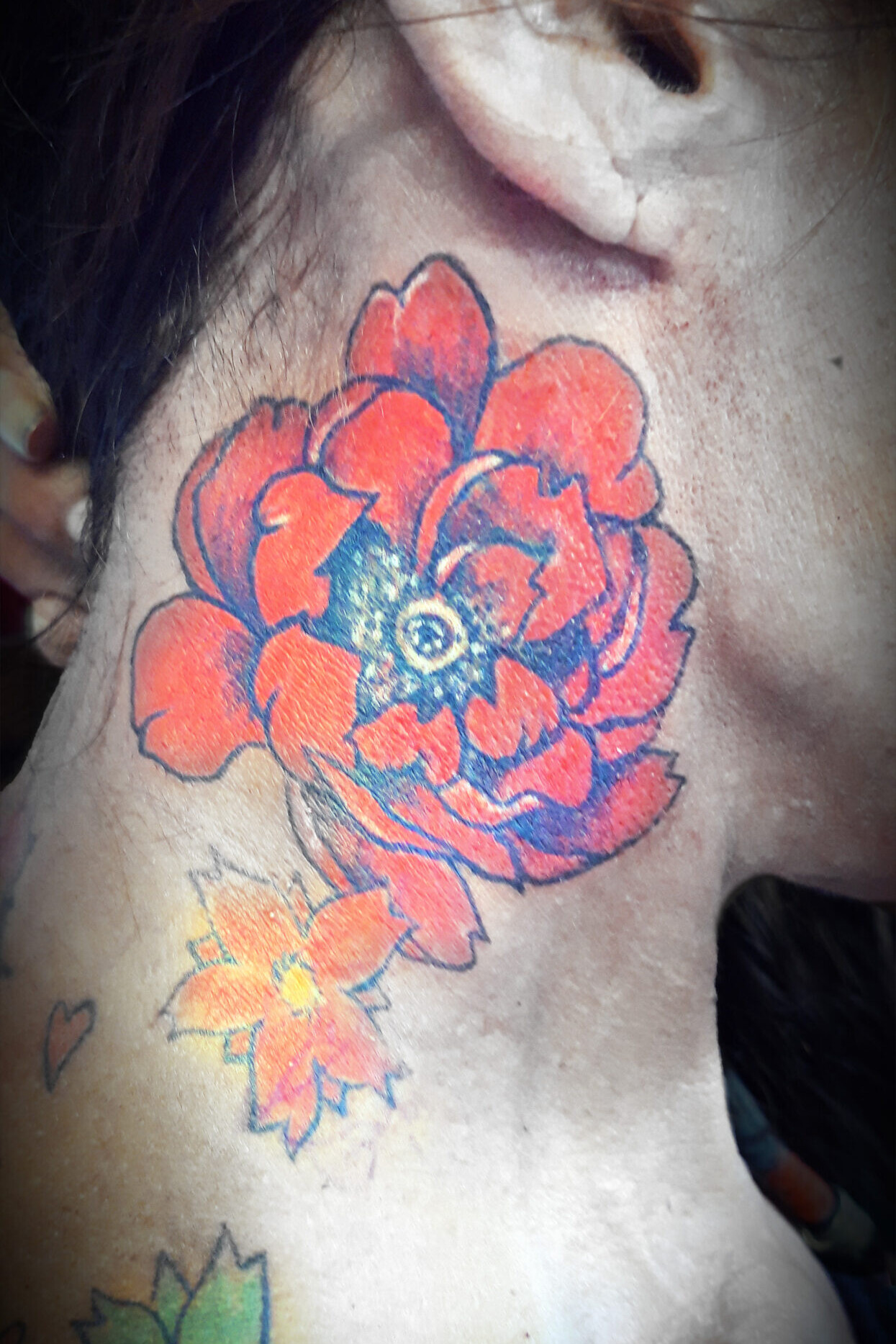 Tatouage de fleur en couleur dans le cou